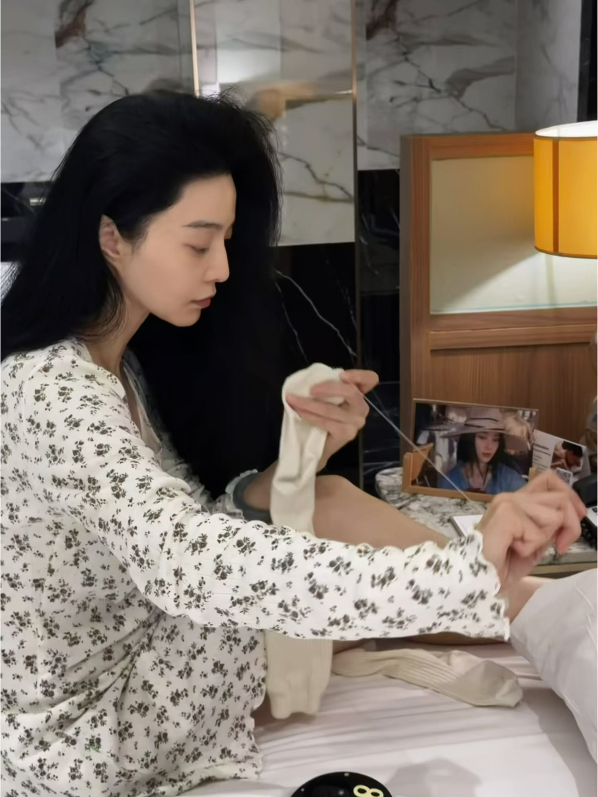 我想象中剪脚趾甲 织袜子的样子就范冰冰这样 