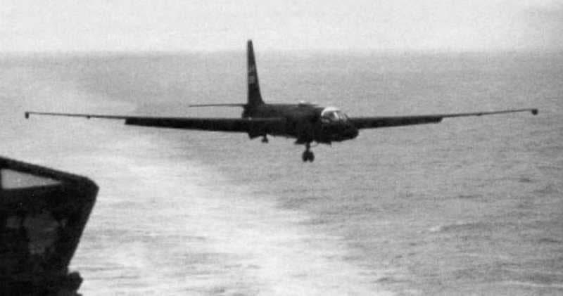 1963年8月。U-2在圣迭戈附近海域进行航母起降测试 ​​​