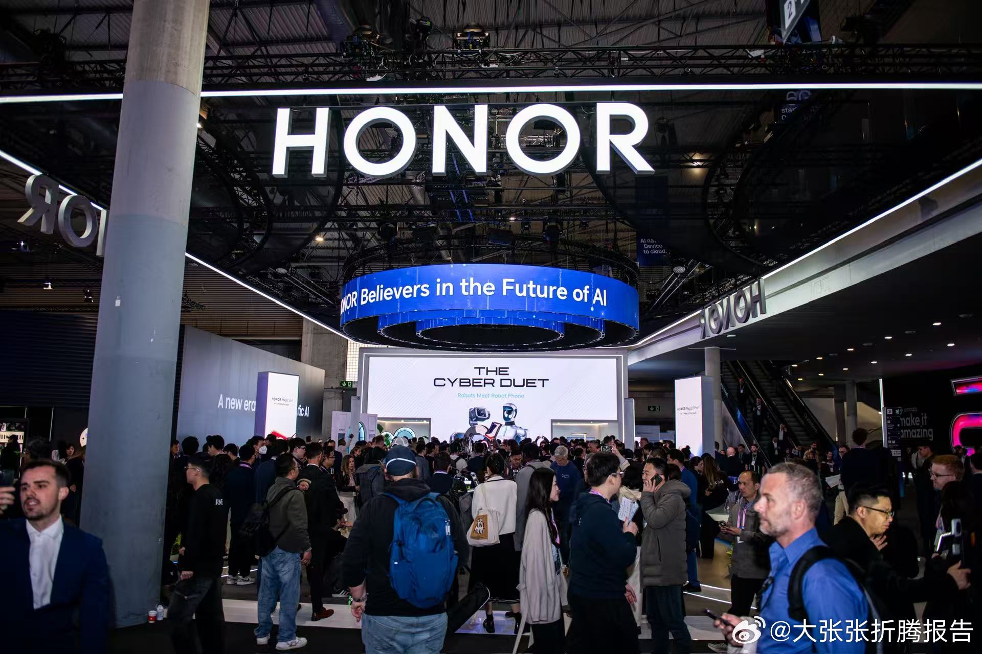 MWC2026 巴塞罗那现场，荣耀展台出现人从众名场面了！全新Magic V6轻
