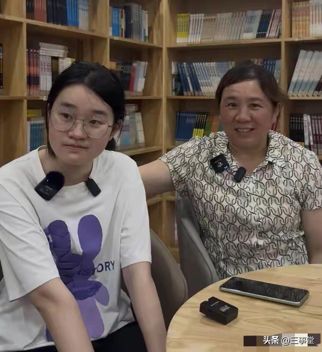 高考放榜这天，无数家庭的心都悬在了屏幕前。成都双流的单亲妈妈邹品芝刚刚结束工地上