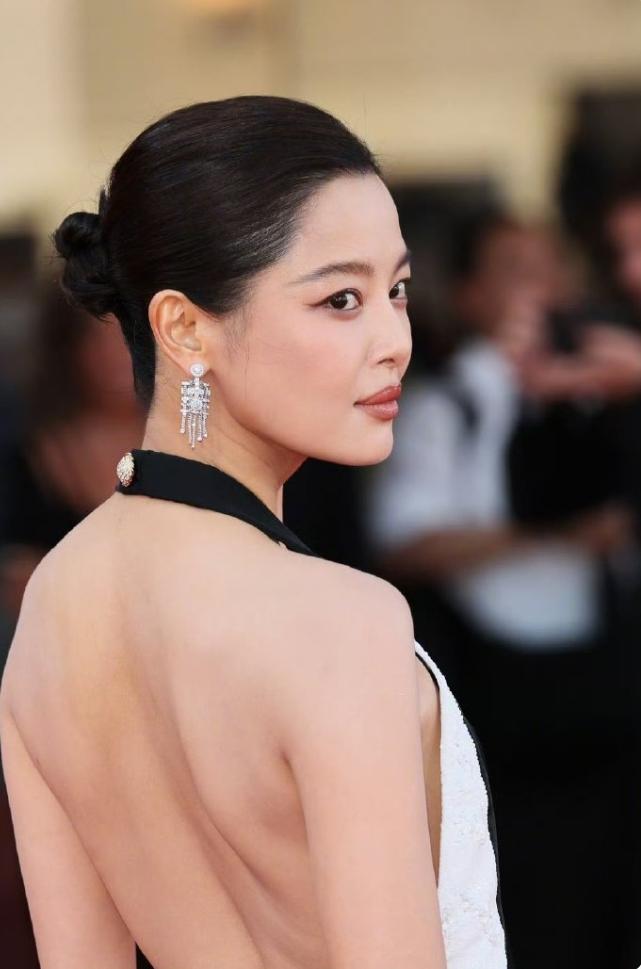 VOGUE亲自官宣辛芷蕾即将连登
金九群封，银十单封，史上最快连登，最快二轮解锁