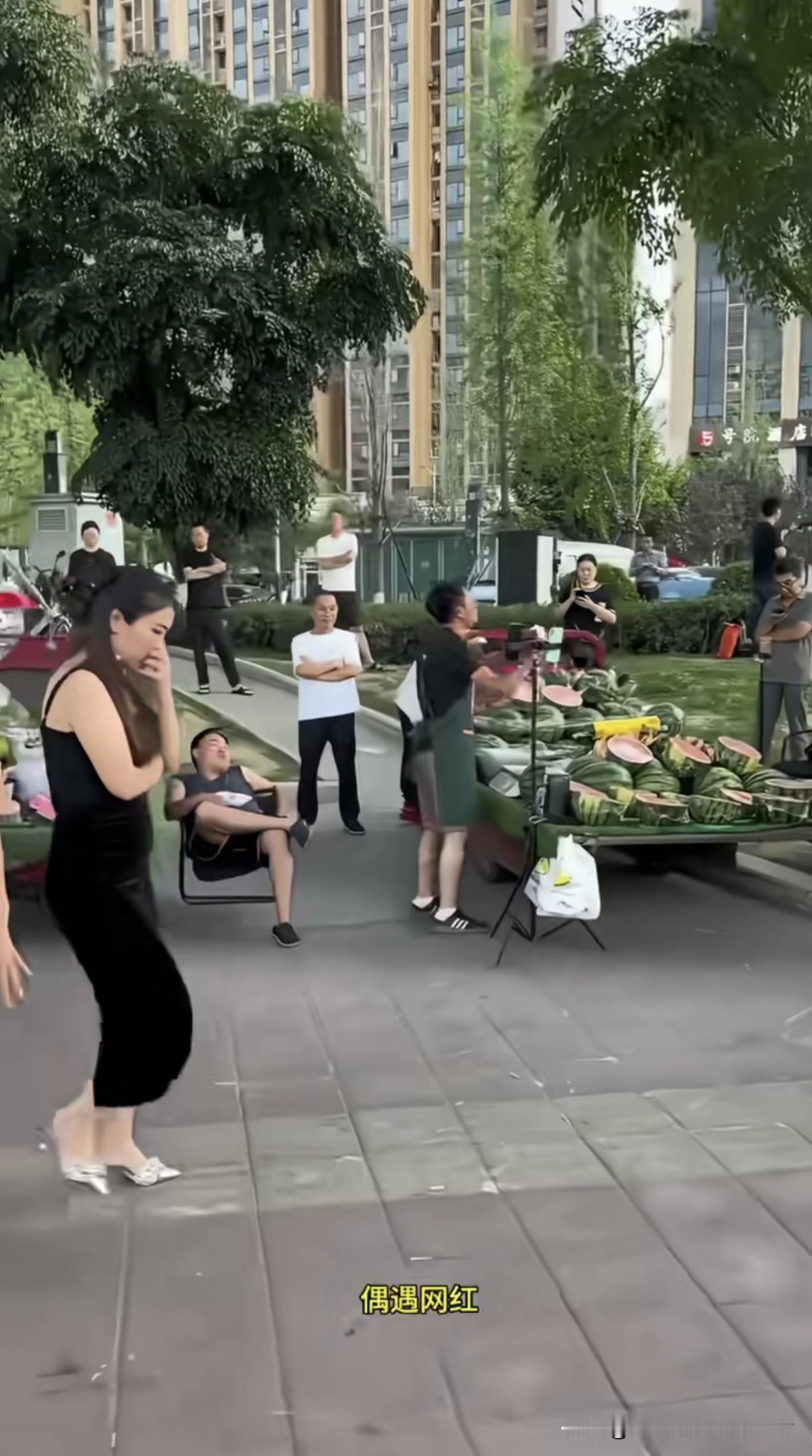 遍地都是主播，就像当年遍地都是电子厂打工仔。你以为这是讽刺？不，这恰恰是最赤裸的