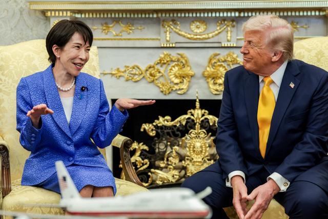 外交场合的规矩，有时薄得像一张纸。

华盛顿3月19日，白宫椭圆形办公室。当记者