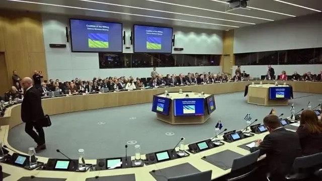 谁坑了泽连斯基？不是拜登也不是普京，是欧洲最坏的两个人。一个是英国前首相约翰逊，