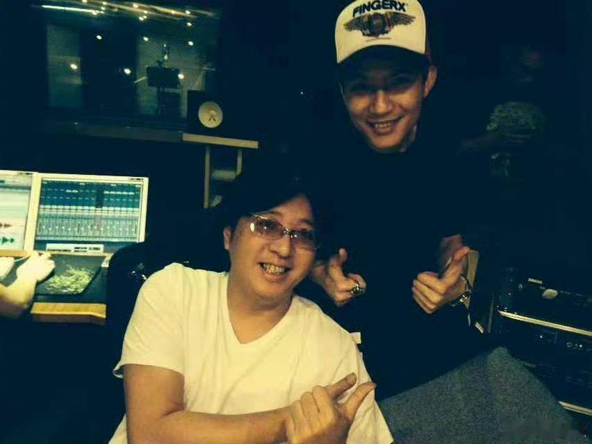 陈楚生晒照悼念袁惟仁陈楚生晒合照缅怀袁惟仁陈楚生晒合照缅怀袁惟仁，想起那些年听的