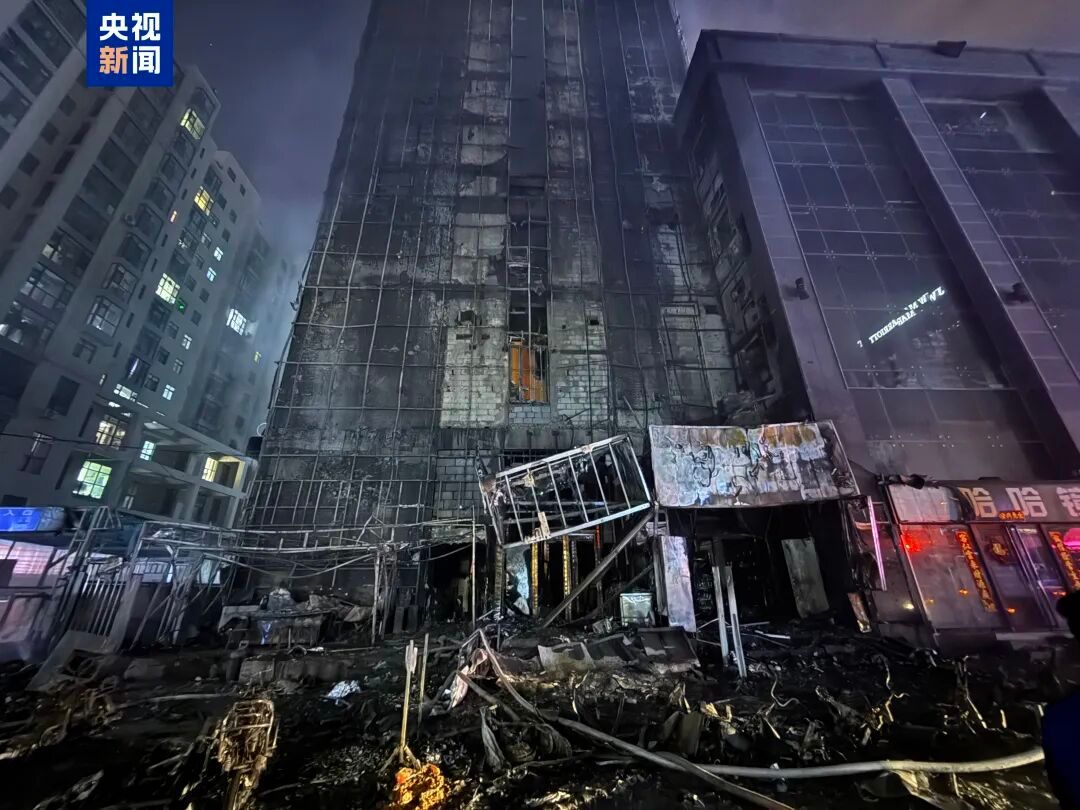 太原一商圈起火现场浓烟滚滚消防管理要精细化，还是管理不到位。特别天气开始炎热，注