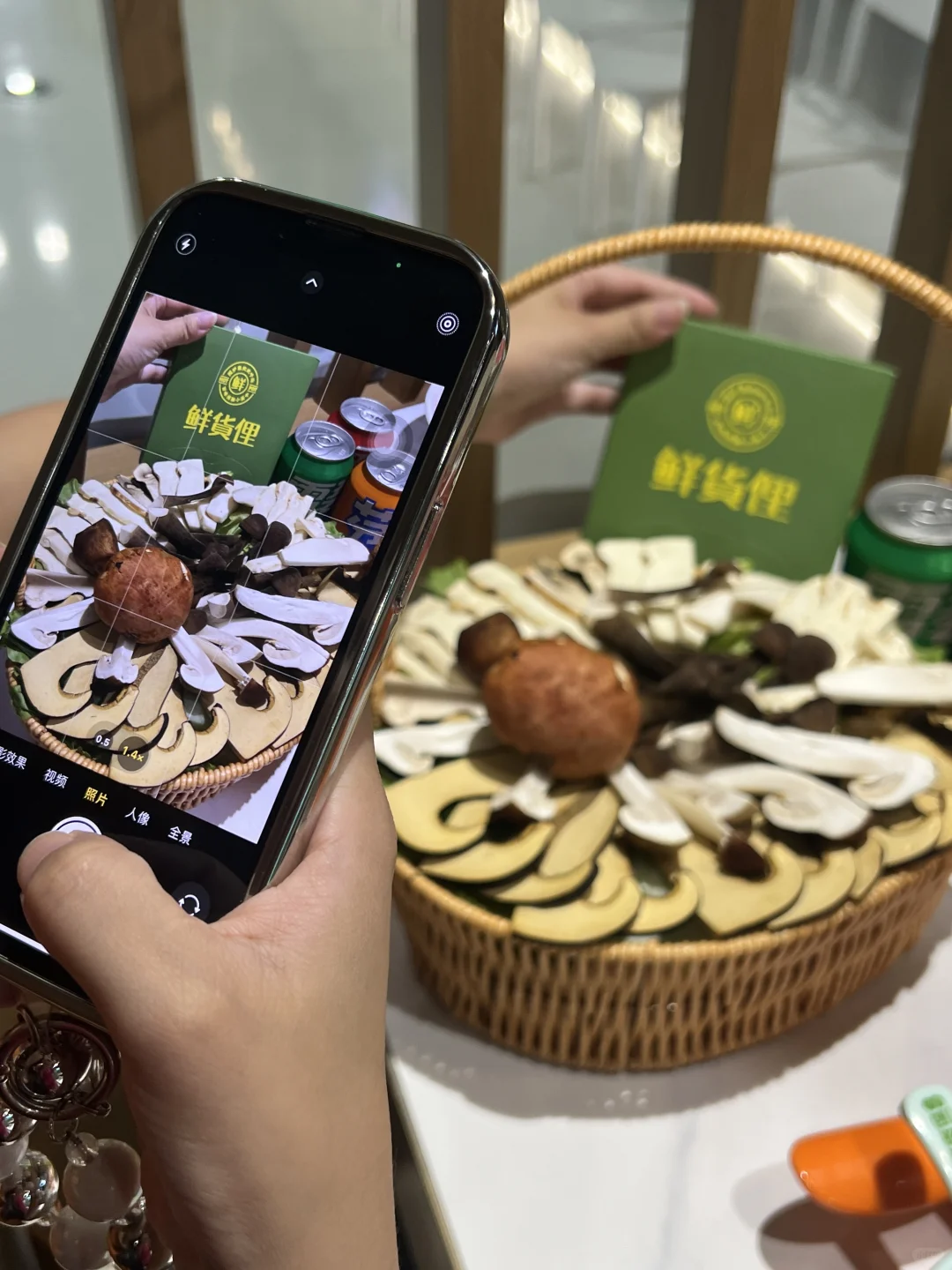 解锁奔驰火锅新吃法！见手青+乌鸡菌汤～