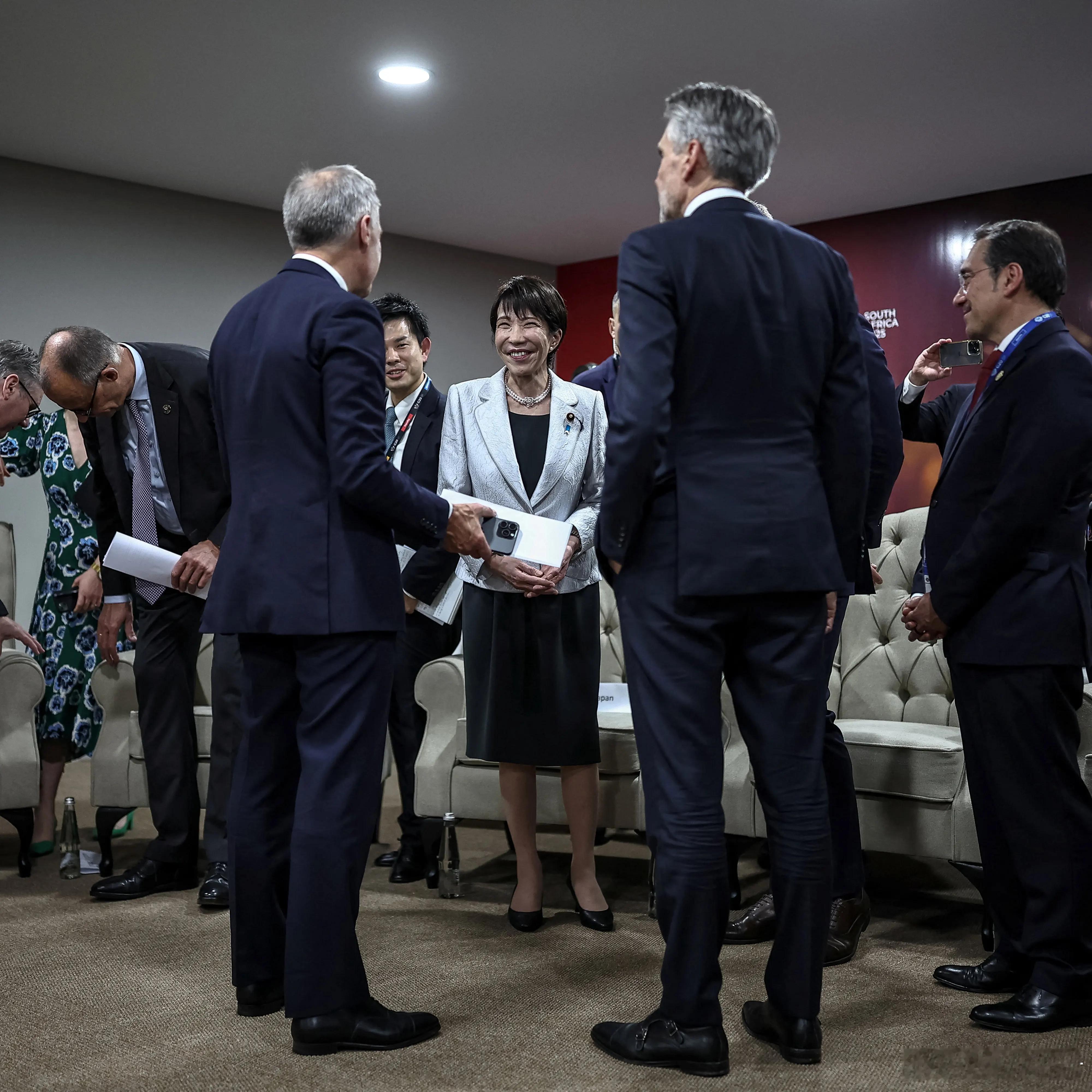 11月22日，法国总统埃马纽埃尔·马克龙、欧盟委员会主席乌尔苏拉·冯德莱恩、欧洲