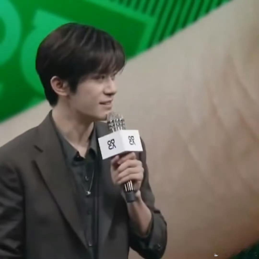 易烊千玺把影帝奖杯放在公司展柜 本以为会藏在家里收藏柜，结果千玺回答说放公司展柜