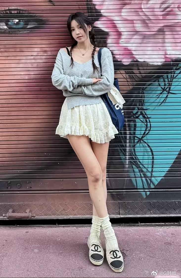 南奎丽的减龄穿搭藏着不少小心机。比起刻意追求少女感，她更注重比例与质感：高腰短裙