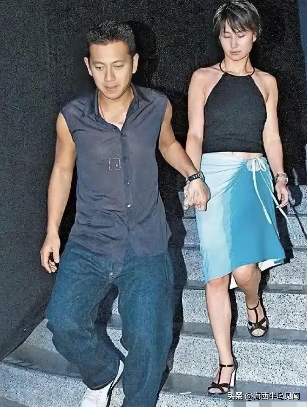 热恋中的何超琼与杨其龙，在台阶上牵手漫步的一张留影。郎才女貌，十分配对，有缘无份