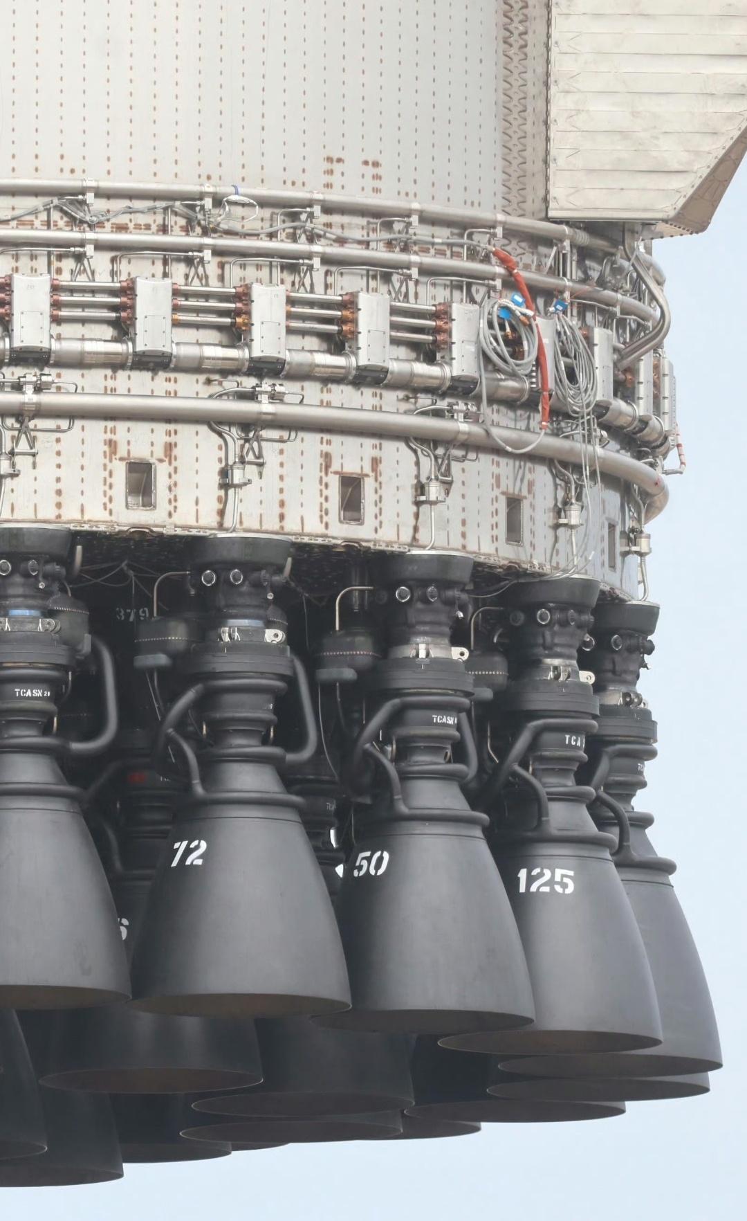 超重型火箭(B19)上的第三代33台猛禽发动机特写 