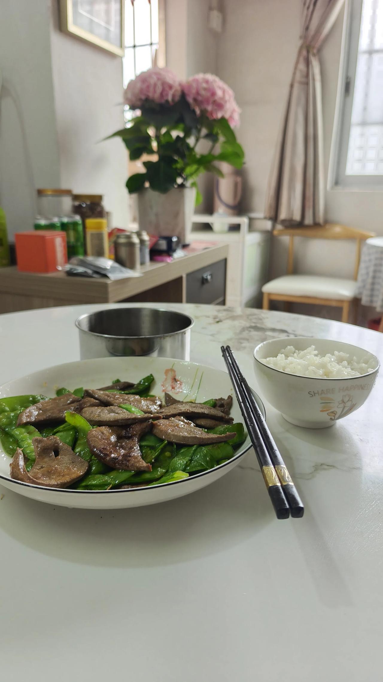 今日美食打卡日记不好意思，这就是我昨晚的晚餐，我作为一个穷老头昨晚终于都有小半碗
