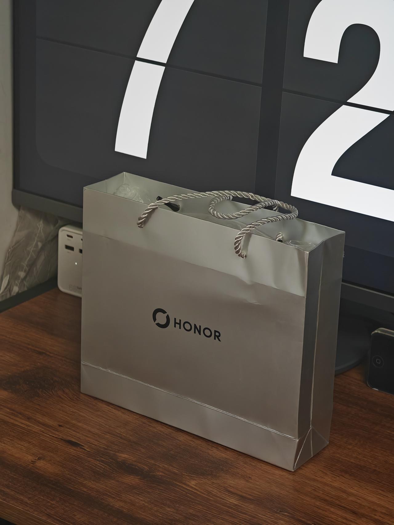荣耀Robot Phone邀请函设计得非常有新意，灰色系的外观，我觉得非常漂亮，