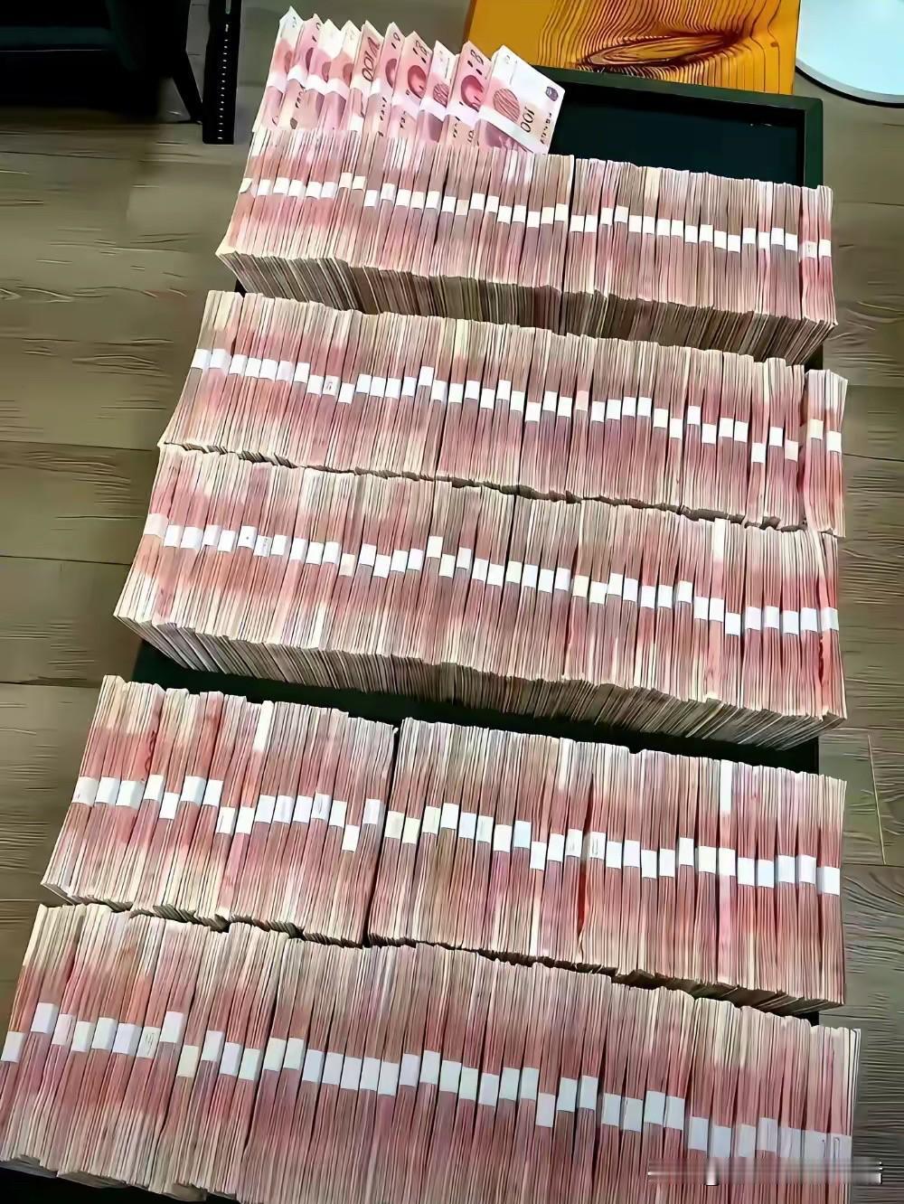 把钱存起来
除了每天吃饭的钱以外
所有的钱全部存起来
一分钱都不要乱花
更加不要