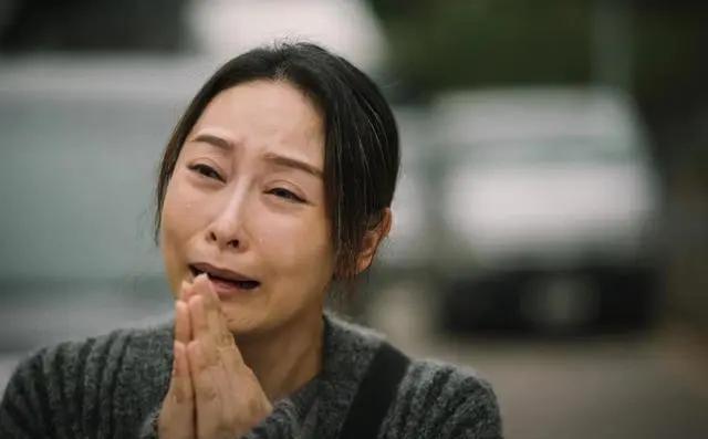 父亲去世后，我就和继母一起生活，有天深夜，我发现继母摸进了我的房间，我假装睡觉，