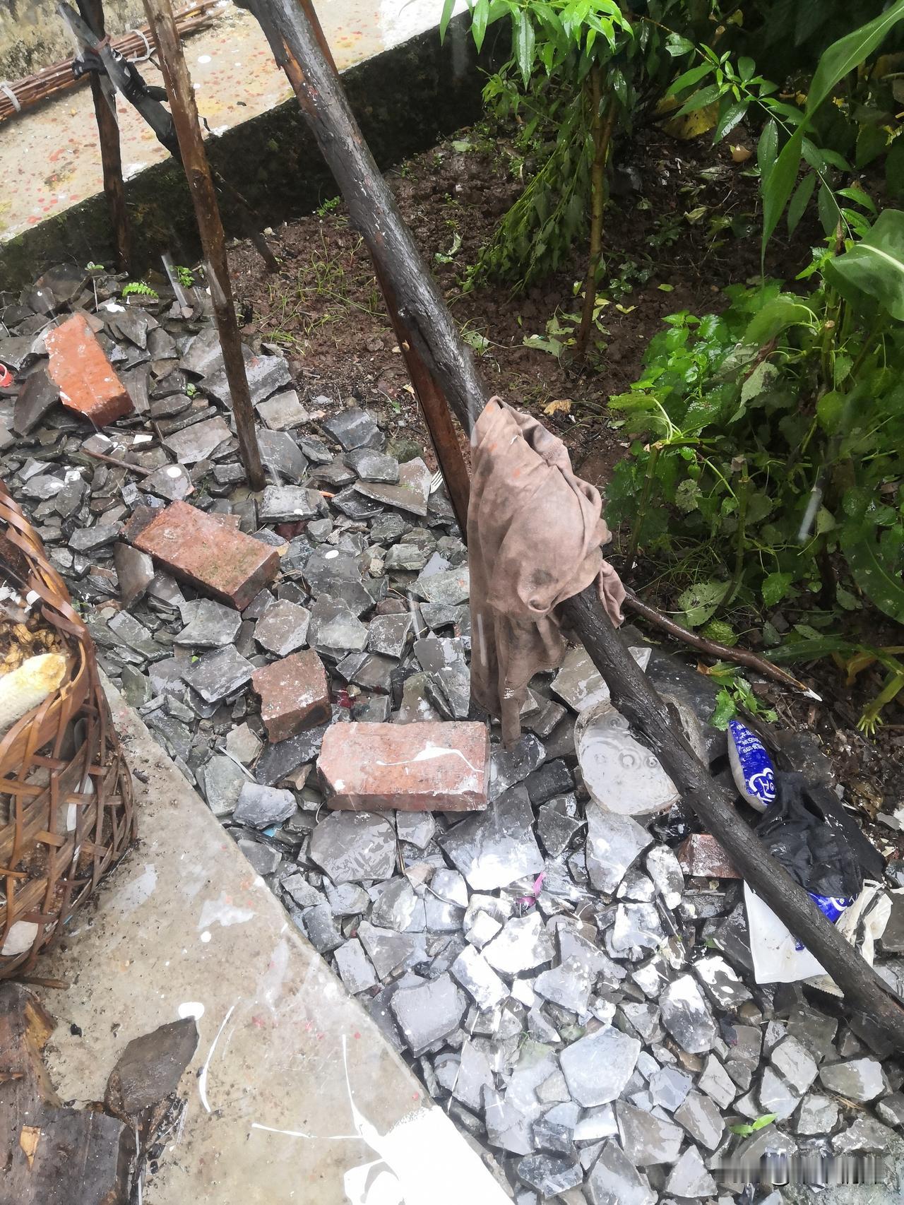中江县农村当地老房子的瓦片用处可多了。现在已经把老房子拆了很多的瓦片，没有用处，
