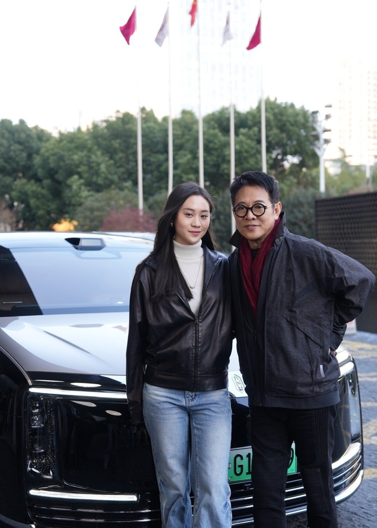 李连杰晒和大女儿Jane的合照，那句软乎乎的“大号棉袄”，看得出是真喜欢62岁的