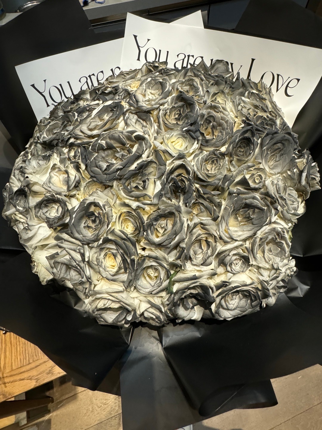 害 大前天都不知道是七夕 大早上刚睡着 接连被两通电话吵醒 送花员～ 哈哈哈 不