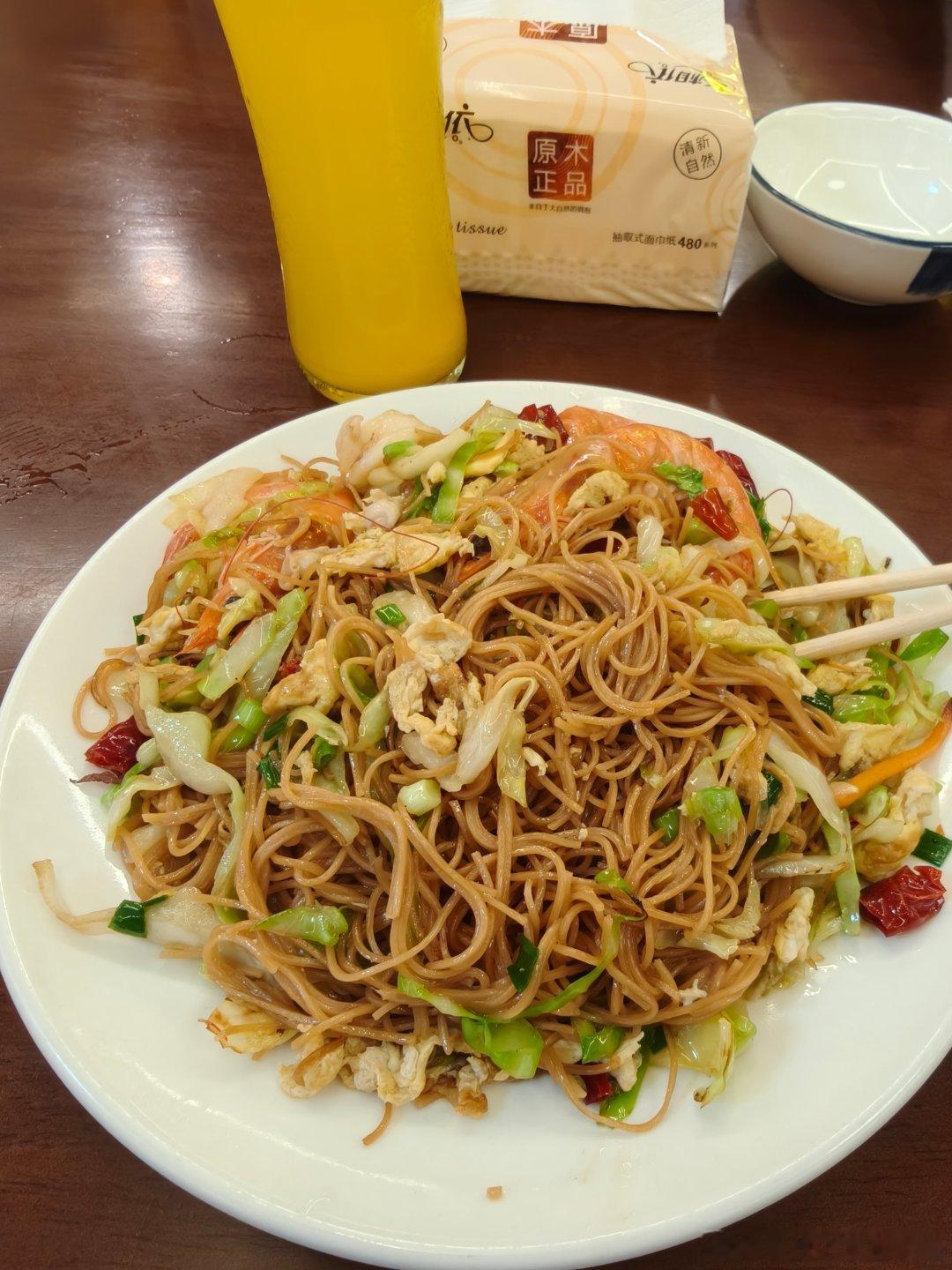 今天中午吃的炒面线35一份，味道很赞，可是一瓶北冰洋汽水8元也太贵了吧，怀疑被宰