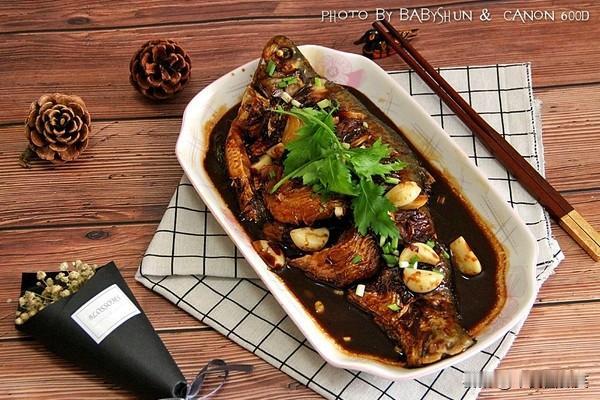 @李谷一您好:　　" 贴春联，贴春联，贴完春联就吃年夜饭。" 邻居家的孩子站在门