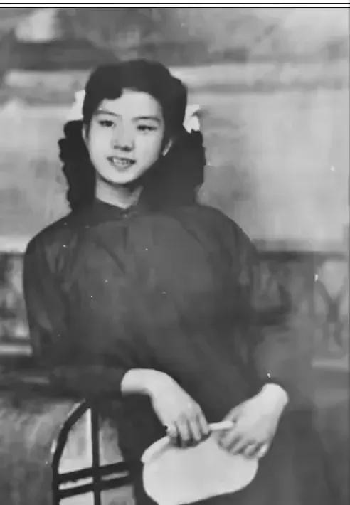 1949年，一女战士不幸被特务抓捕。审讯时，特务用刀子划开她的衣服，逼问：“你到