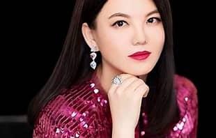 李湘就是一个时代的笑话。


提起她，很多人都会想起当年湖南卫视《快乐大本营》里