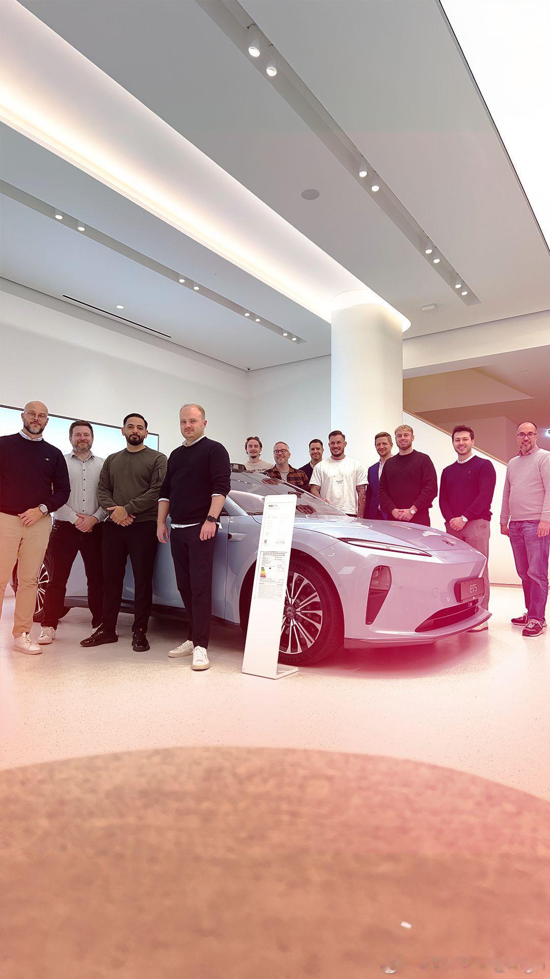 近日，德国的 Autorola 团队拜访了蔚来德国。蔚来德国B2B及二手车业务负