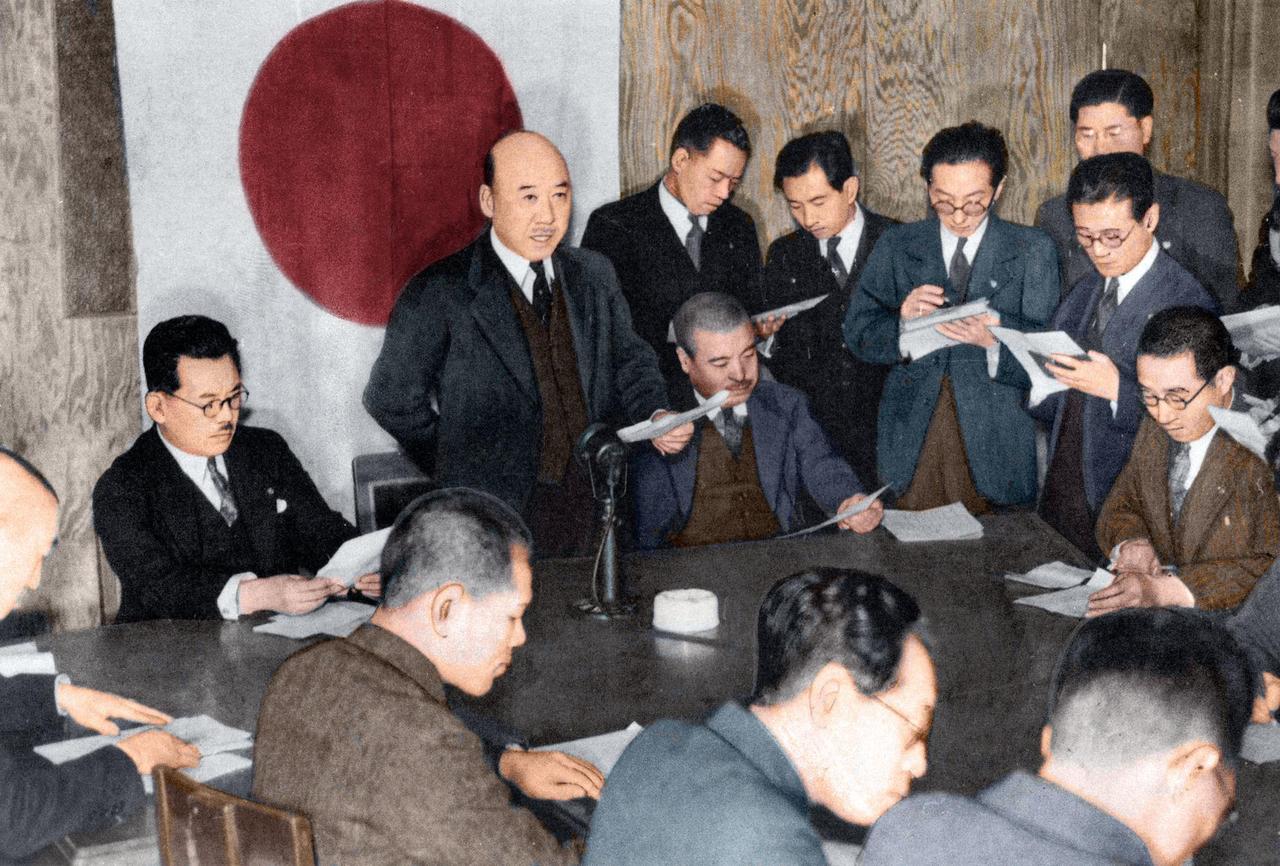 这张照片，把汪伪政府的丑态全摊开了。1943年1月，日军撑腰下，伪南京政府要发对