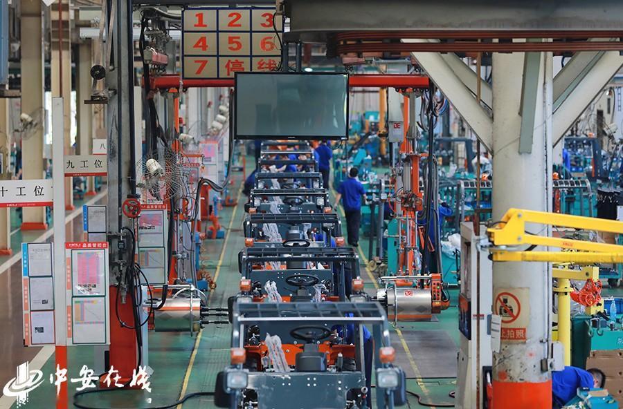 特朗普政府一个劲给中国电动车加关税，想拦住中国新能源车。可他们忽略了一个关键事实
