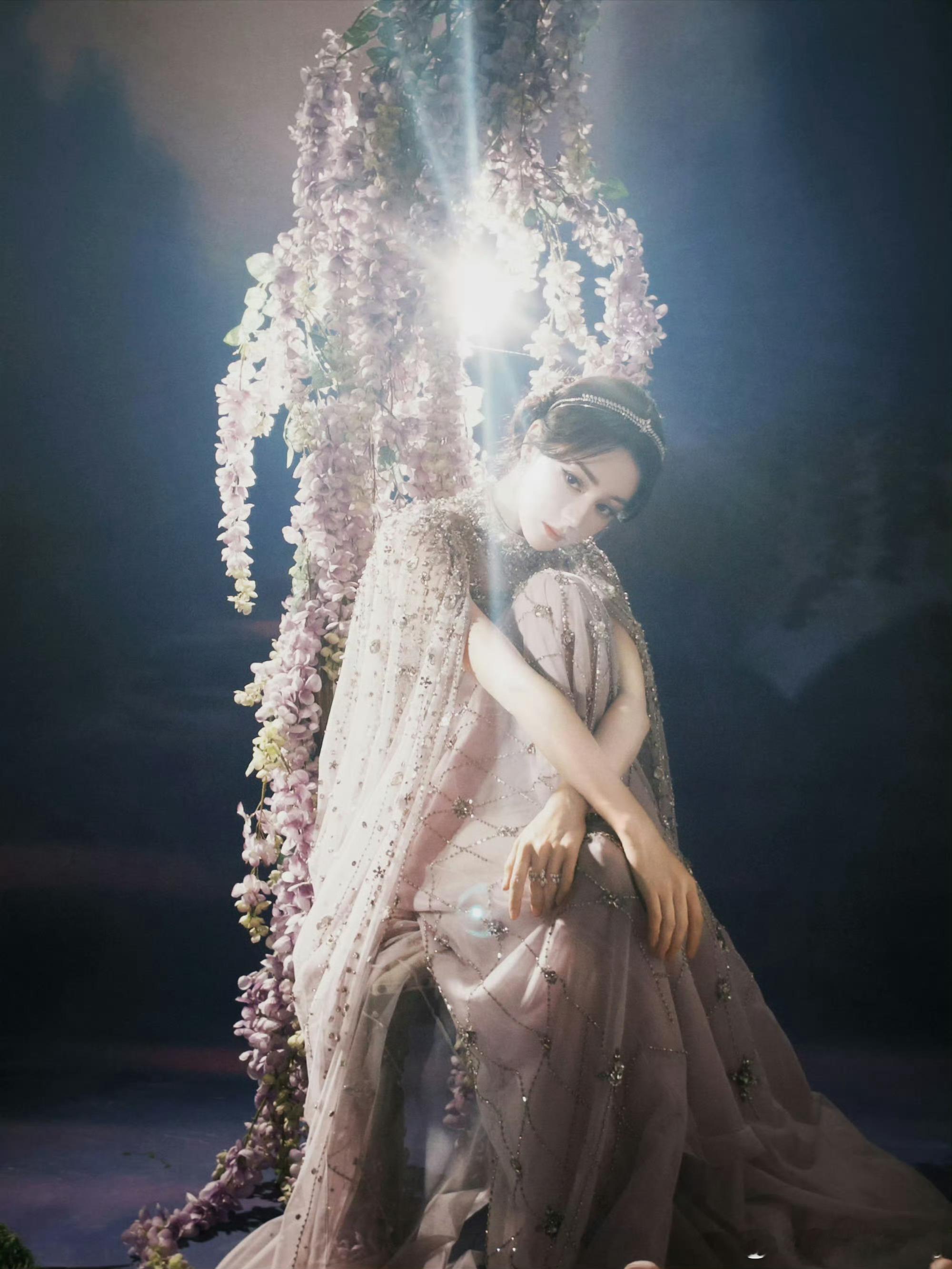 迪丽热巴直播这个迪丽热巴真的美哭了…随便一截都是神图…示范刷牙那儿美萌美萌的…想