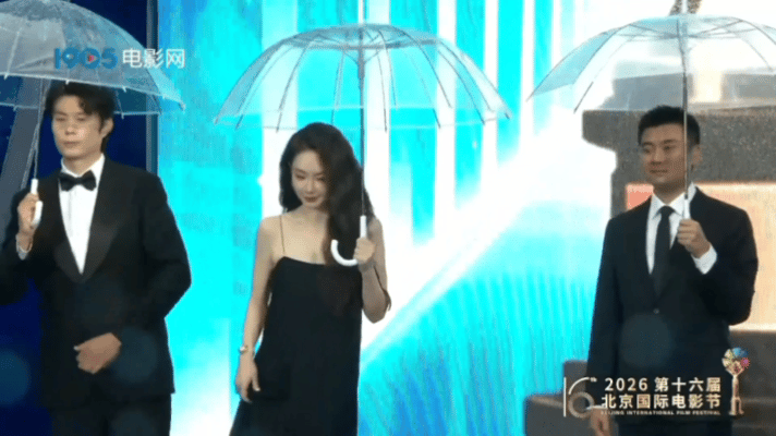 戚薇下班就去拔个火罐戚薇下班去拔火罐北京电影节的红毯造型美到失语 转头就说下班要