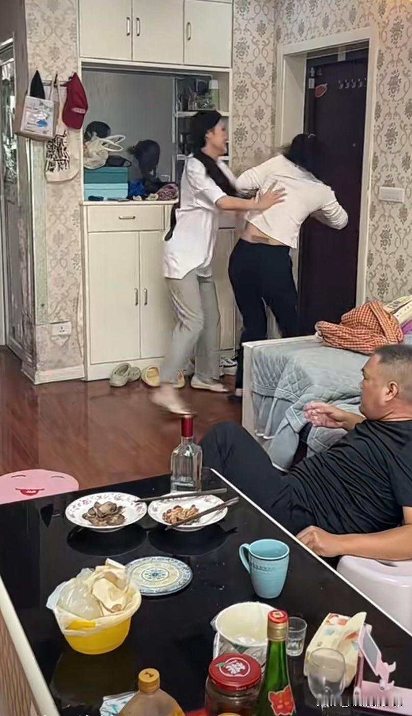 女儿力挺爸爸
爸爸因为工作压力大，在家里喝了点酒，妈妈回家后，不管三七二十一就是