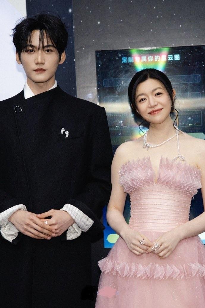 最近陈妍希和周柯宇手牵手一起出席活动，两位搭配的都很靓丽，看上去像一对年轻的情侣