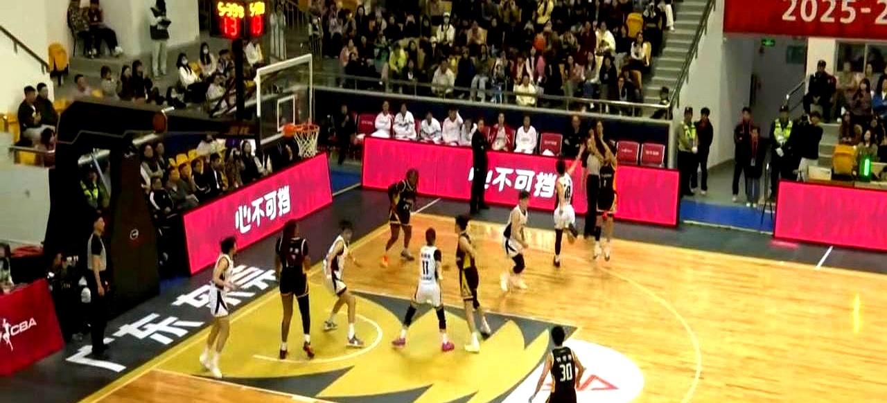 11月30日晚，2025 - 2026赛季WCBA揭幕战在东莞大朗体育馆
 
