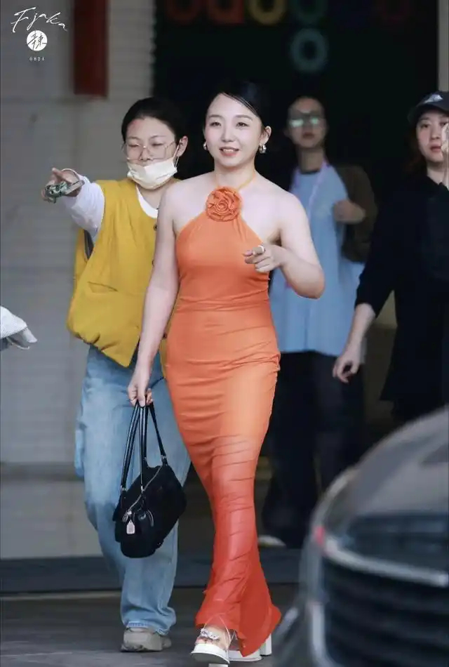 30岁辣目洋子身材暴瘦模样巨变！穿纱裙现身吓坏网友：从前哪敢这么穿 