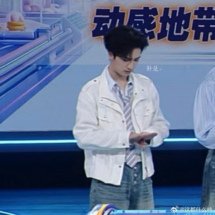 严浩翔色差check严浩翔双手色差对比严浩翔手部色差实测上线，两手肤色反差一目了