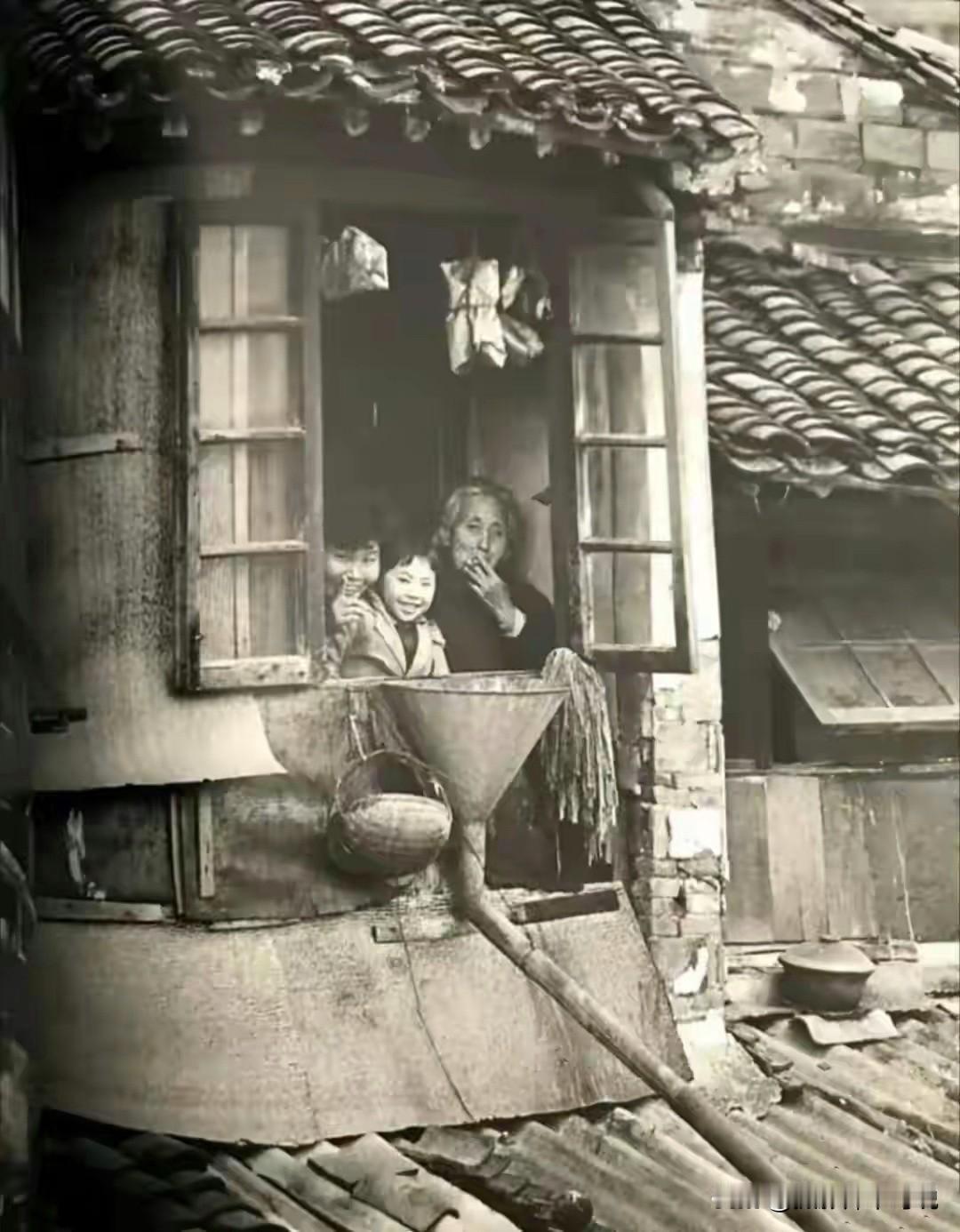 有老杭州吗？据说这是上世纪80年代的老杭州照片，但让我好奇的是那个漏斗是什么东西