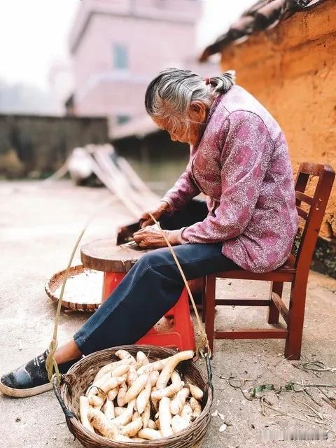 满庭芳 · 寿妻

作者：曹彦约

老子今年，年登七十，阿婆年亦相当。几年辛苦，