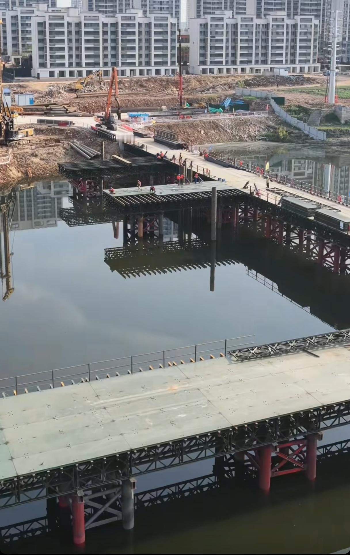 费县洞山大桥工程正稳步推进，近期施工进度图得以曝光。该项目于2025年5月30日