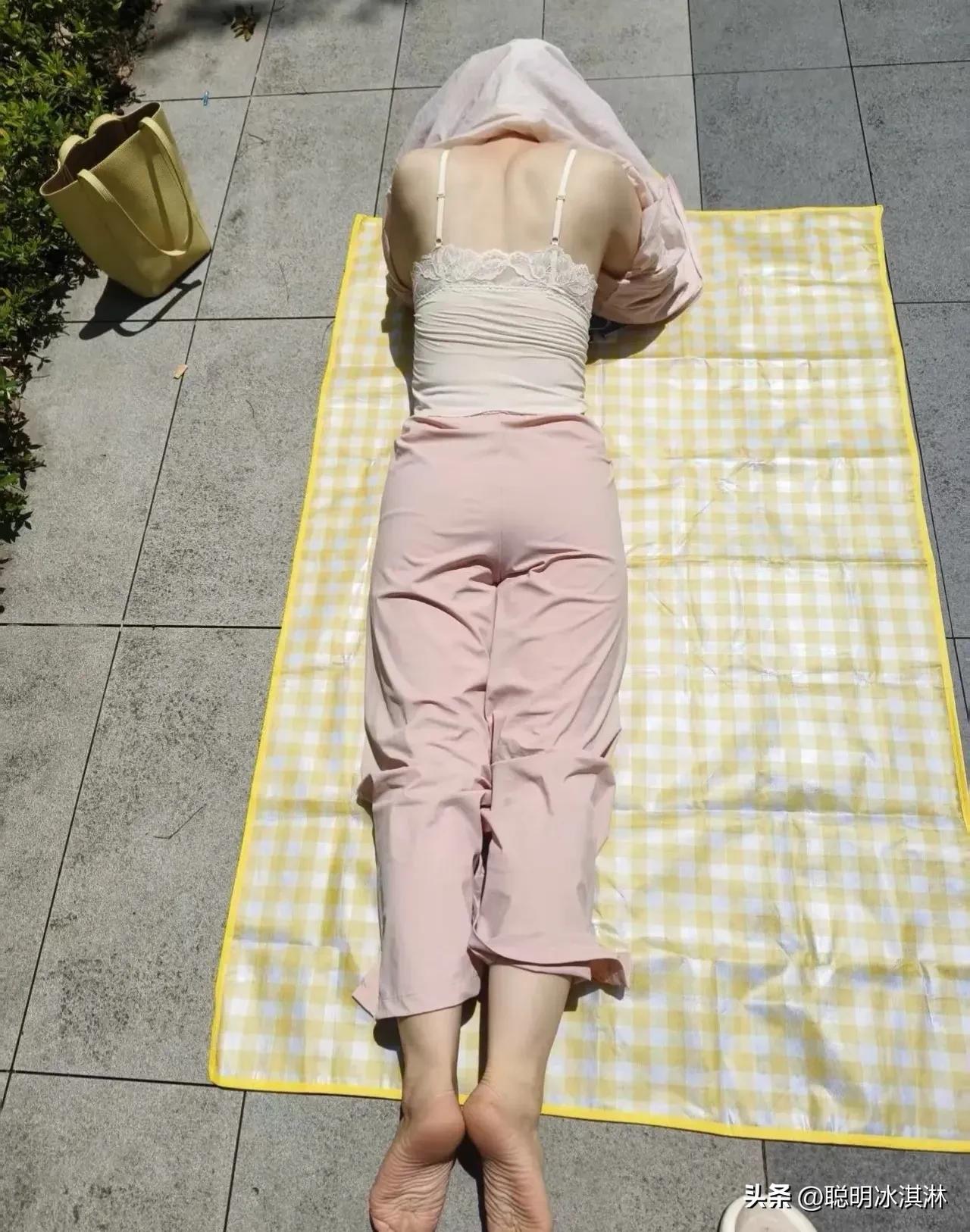 夏日晒背，阳光正暖 
伏案久坐？试试自然“理疗”！  
背对阳光，感受暖意渗透筋