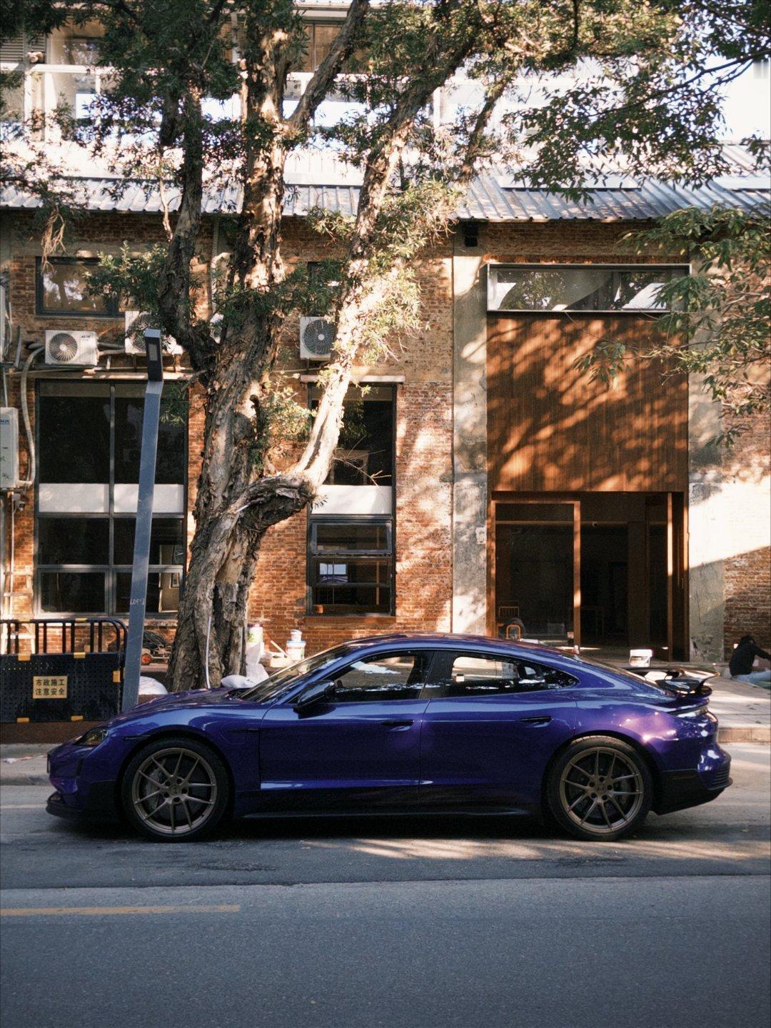 秋意一抹紫司机小宇把保养好的车送回公司