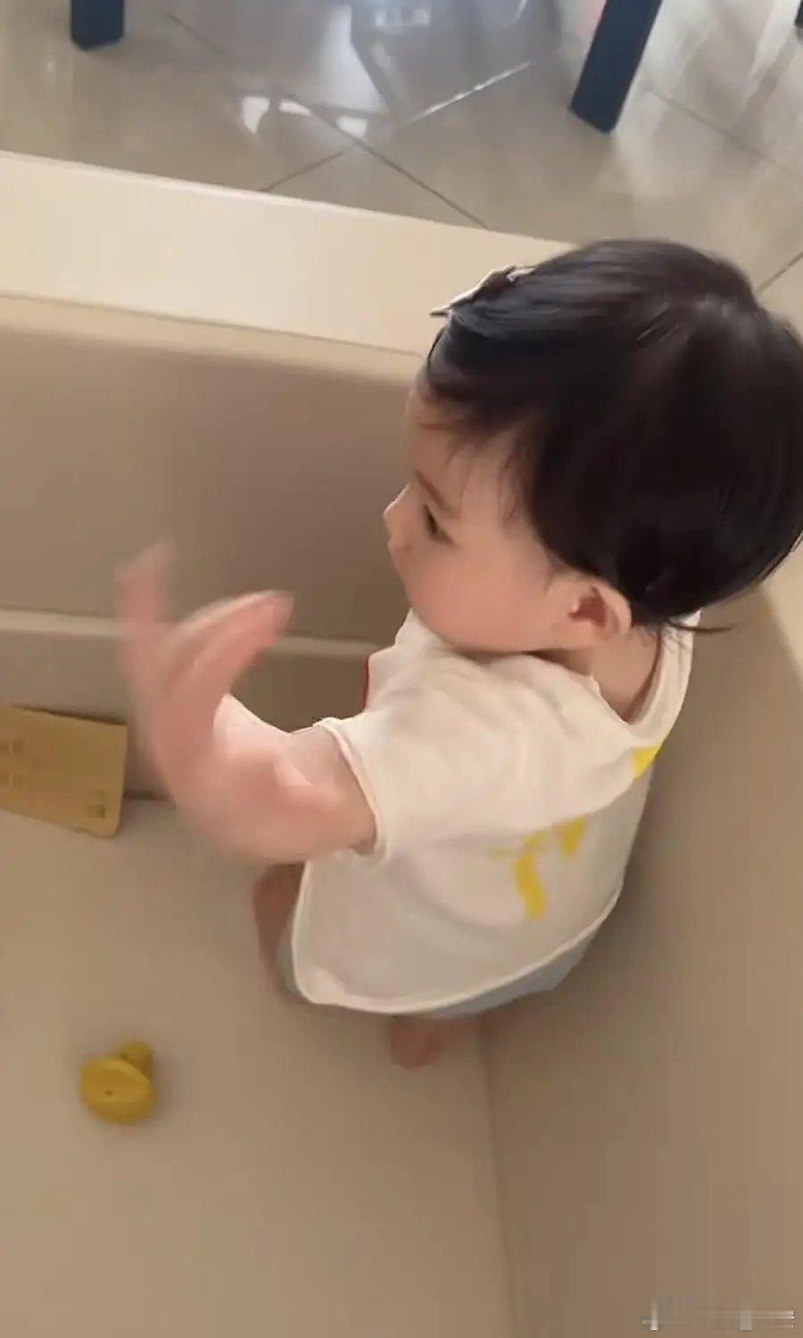 11个月大郭富城女儿也要跳鲨鱼舞方媛晒小女儿近照当晚方媛带着父母和两个女儿现身演