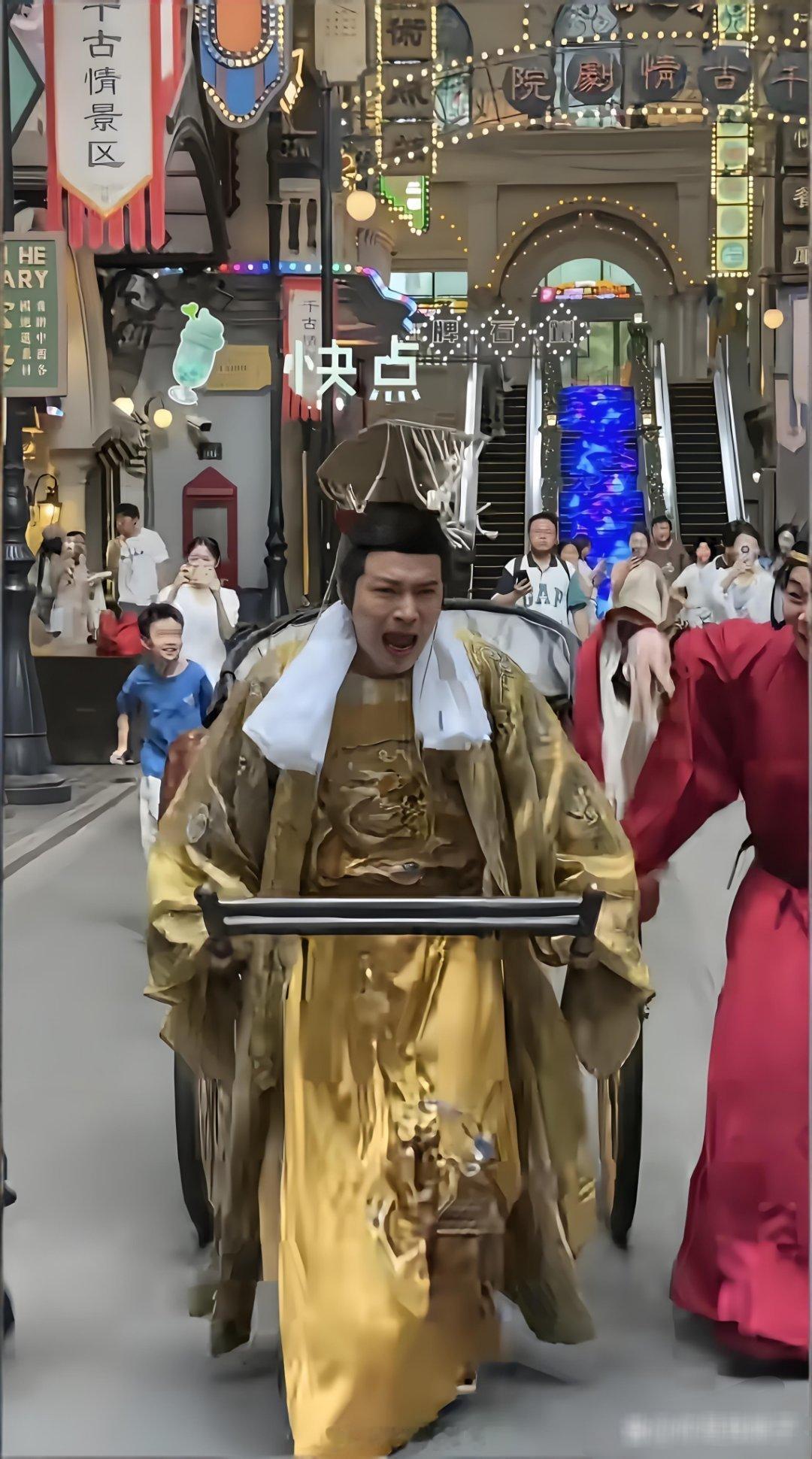大热天，景区表演，一天600你愿意做吗这是在干什么啊，夏天穿这么多，肯定是热的遭