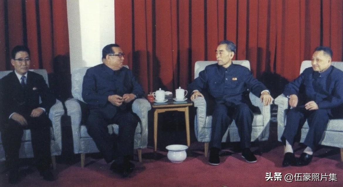 1975年4月19日，周恩来总理已身患重病，但仍强忍病痛，在解放军305医院的病