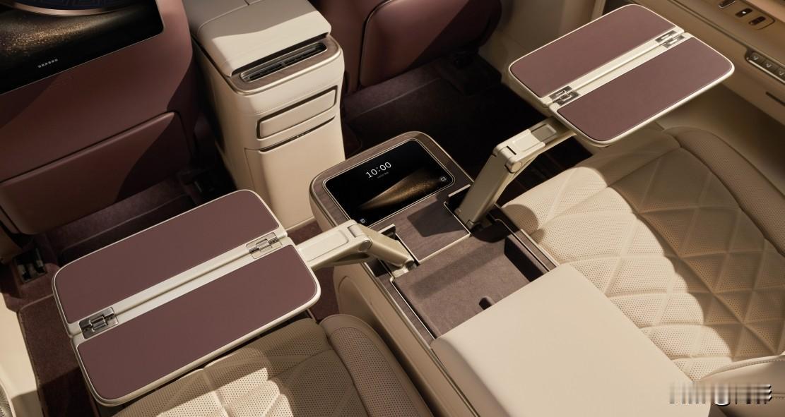 ES9的审美、细节，顶级，没有之一。一定要挑缺点：
1.A柱的小灯带，完全没有必