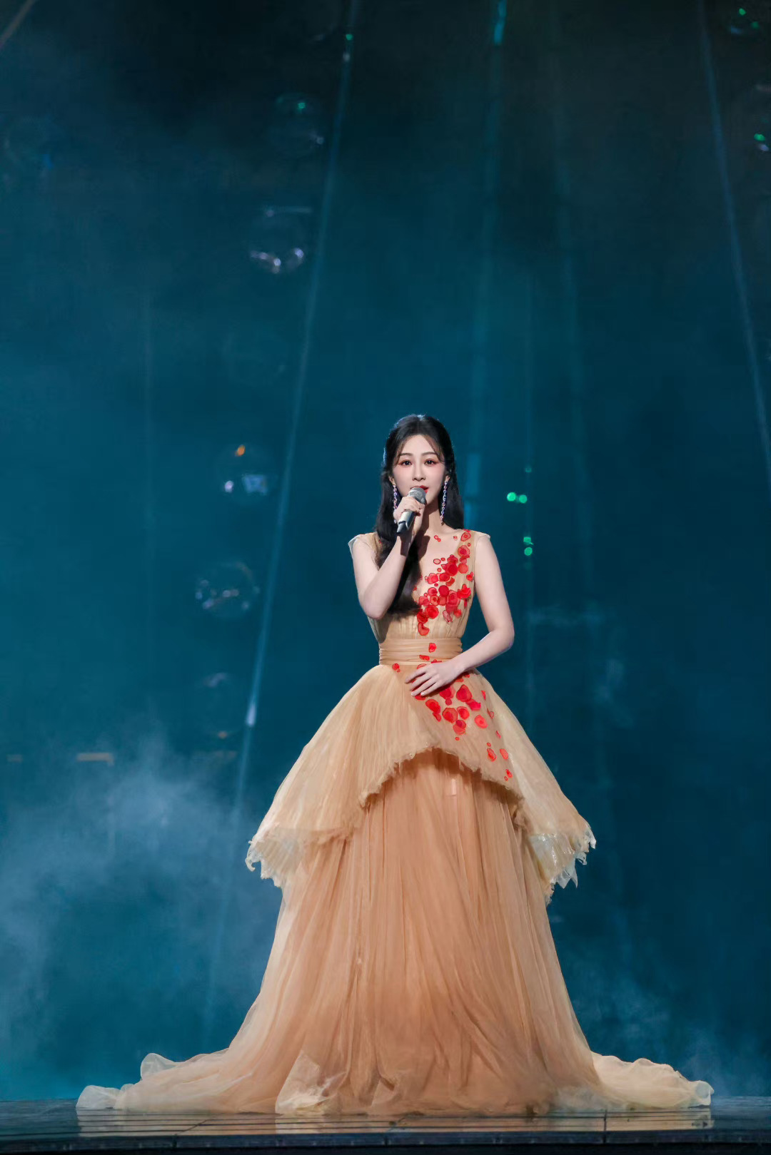 [心]#杨紫国色芳华#愿每一天的太阳都照在你的身上，让你一天都保持好心情 ​​​