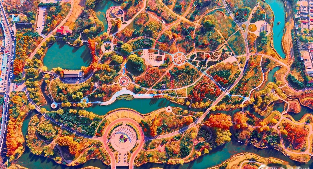 秋冬天的聊城，藏着一盘打翻的自然调色盘。聊城的秋冬像调色盘
从高空望去，整片园区