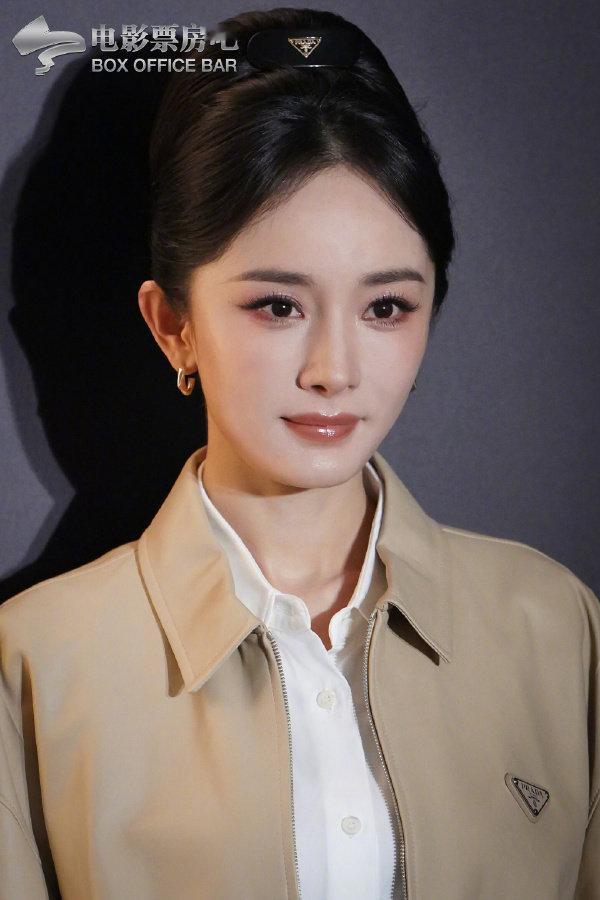杨幂 我都僵硬了  Prada 女王的可爱瞬间！杨幂活动美炸，却被摆拍整得直呼僵