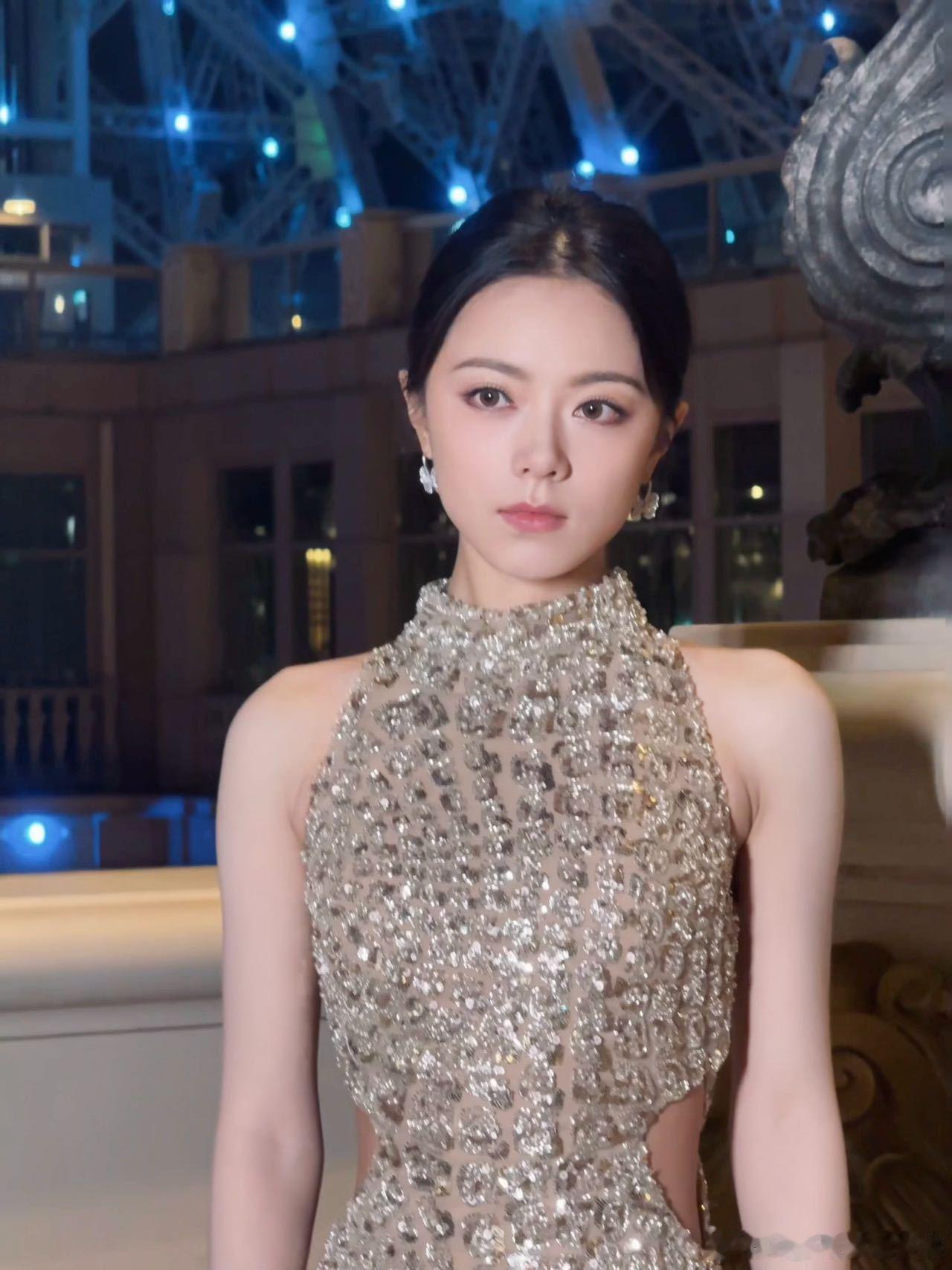 赵今麦金色人鱼姬水晶裙  看这金色人鱼姬水晶裙，把麦麦衬得闪闪发光，太迷人了！ 